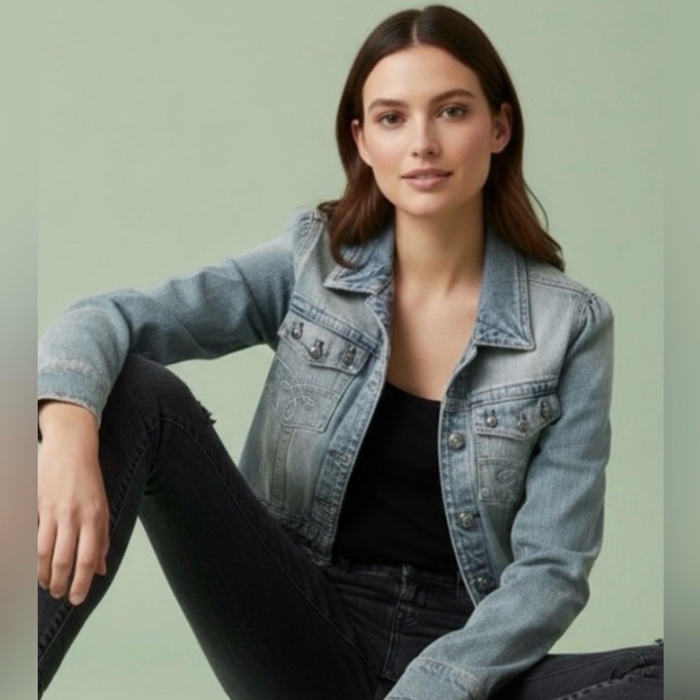 Vintage Jordache Light Blue cropped Denim Jacket w/ silver studded buttons